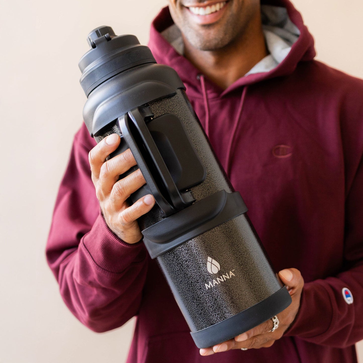 4l-titan-bottle-135-oz-t1 5Manna_Website_Lifestyles-29.jpg